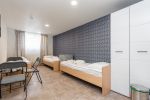 Nr. 3 Zimmer mit drei Einzelbetten und separatem Badezimmer im Erdgeschoss. - 1