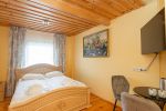 Nr. 4 Zimmer mit einem Doppelbett und separatem Badezimmer im ersten Stock. - 1