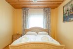 Nr. 4 Zimmer mit einem Doppelbett und separatem Badezimmer im ersten Stock. - 2