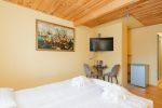 Nr. 4 Zimmer mit einem Doppelbett und separatem Badezimmer im ersten Stock. - 3