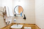 Nr. 4 Zimmer mit einem Doppelbett und separatem Badezimmer im ersten Stock. - 5