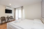 Nr. 5 Zimmer mit einem Doppelbett und separatem Badezimmer, Balkon und Klimaanlage im zweiten Stock. - 5