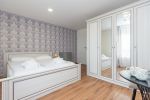 Nr. 5 Zimmer mit einem Doppelbett und separatem Badezimmer, Balkon und Klimaanlage im zweiten Stock. - 1