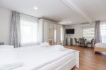 Nr. 6 Geräumiges Zimmer mit einem Doppelbett und einem Einzelbett, mit separatem Badezimmer, - 1