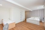 Nr. 6 Geräumiges Zimmer mit einem Doppelbett und einem Einzelbett, mit separatem Badezimmer, - 3