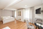 Nr. 6 Geräumiges Zimmer mit einem Doppelbett und einem Einzelbett, mit separatem Badezimmer, - 5