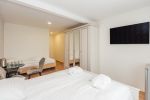 Nr. 7 Zimmer mit einem Doppel- und einem Einzelbett sowie separatem Badezimmer im zweiten Stock. - 1