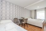 Nr. 7 Zimmer mit einem Doppel- und einem Einzelbett sowie separatem Badezimmer im zweiten Stock. - 3