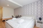 Nr. 7 Zimmer mit einem Doppel- und einem Einzelbett sowie separatem Badezimmer im zweiten Stock. - 4