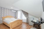 Nr. 10 Zimmer mit einem Doppelbett und separatem Badezimmer, Klimaanlage und Balkon im Dachgeschoss. - 1