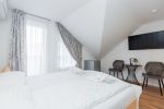 Nr. 10 Zimmer mit einem Doppelbett und separatem Badezimmer, Klimaanlage und Balkon im Dachgeschoss. - 2