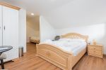 Nr. 11 Zwei miteinander verbundene Zimmer (es gibt keine Tür zwischen den Zimmern) mit einem Doppel- und einem Einzelbett, mit separatem Badezimmer, Klimaanlage und Balkon im Dachgeschoss. - 1