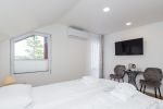 Nr. 11 Zwei miteinander verbundene Zimmer (es gibt keine Tür zwischen den Zimmern) mit einem Doppel- und einem Einzelbett, mit separatem Badezimmer, Klimaanlage und Balkon im Dachgeschoss. - 4