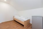 Nr. 11 Zwei miteinander verbundene Zimmer (es gibt keine Tür zwischen den Zimmern) mit einem Doppel- und einem Einzelbett, mit separatem Badezimmer, Klimaanlage und Balkon im Dachgeschoss. - 5